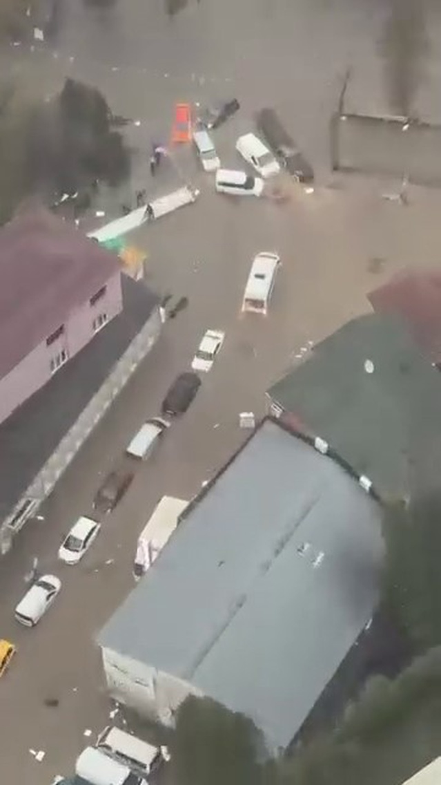 İstanbul Sarıyer Ayazağa'da sağanak yüzünden onlarca araç suya gömüldü