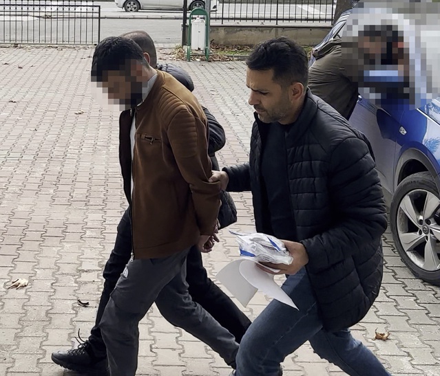 Karasu'da evden 500 bin TL ve cip çalan 3 şüpheli adliyeye sevk edildi