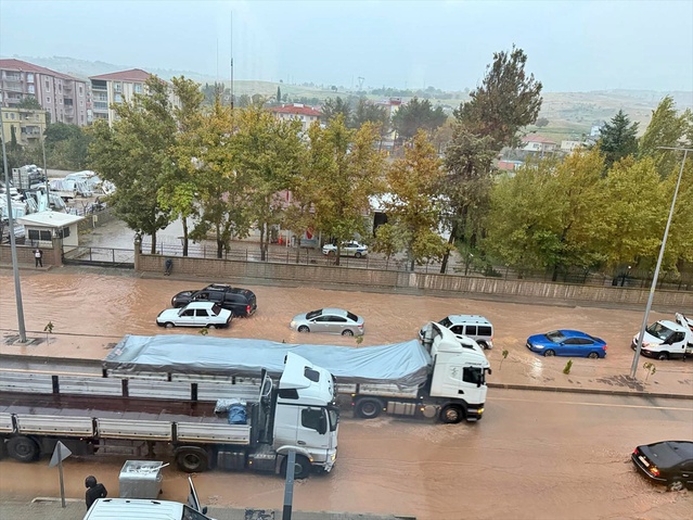 Adıyaman Gölbaşı'nda sağanak su birikintileri oluşturdu, sürücüler zorlandı.