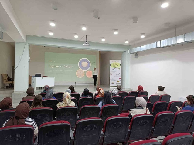 Diyetisyen, Düzce'de velilere beslenme çantası hazırlamayı anlattı