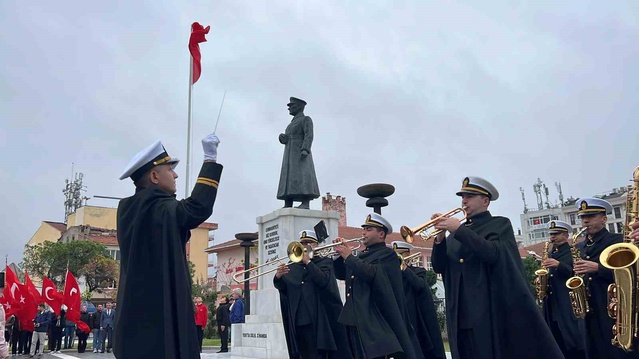 Çanakkale'de Cumhuriyet Bayramı kutlamaları Atatürk Anıtı'na çelenk sunumuyla başladı