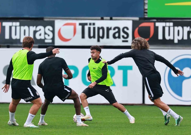 Beşiktaş, Başakşehir maçı hazırlıklarını BJK Nevzat Demir Tesisleri'nde tamamladı