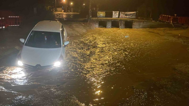 Muğla Menteşe'de yağış sonrası yol çöktü, araçtaki iki kişi kendi imkanlarıyla çıktı