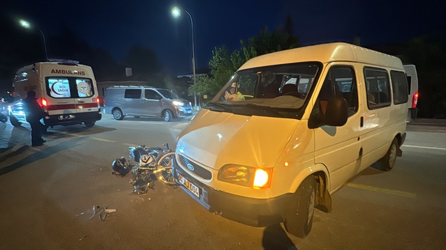 Bolu'da minibüs motosikletle çarpıştı, 1 yaralı, sürücüye 12 bin 560 lira ceza kesildi