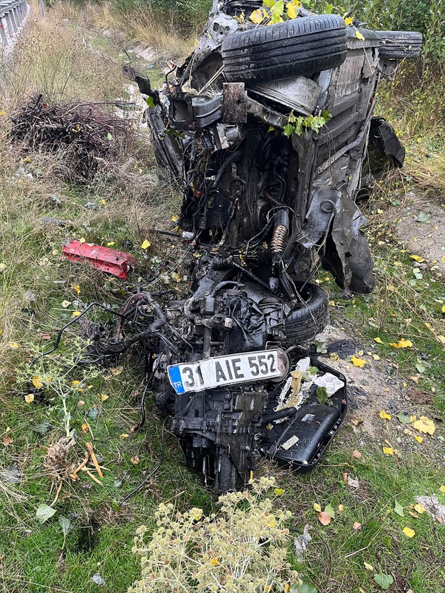 Van Gevaş'ta bariyerlere çarpan araç şarampole devrildi, 1 ölü, 1 ağır yaralı
