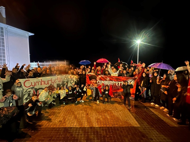 Mudanya Beşiktaşlılar Derneği üyeleri, Cumhuriyet Bayramı'nda pankartla yürüdü