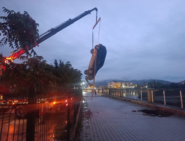 Çorum Osmancık'ta çukura düşen otomobil vinçle kurtarıldı, sürücü yara almadı