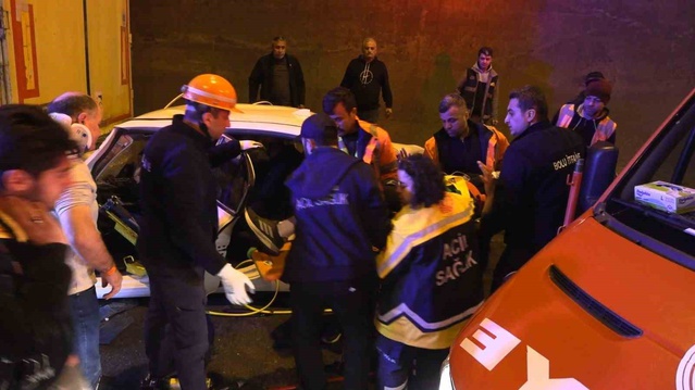 Anadolu Otoyolu'nun Bolu Dağı Tüneli'nde otomobil tıra çarptı, baba ve oğlu yaralandı