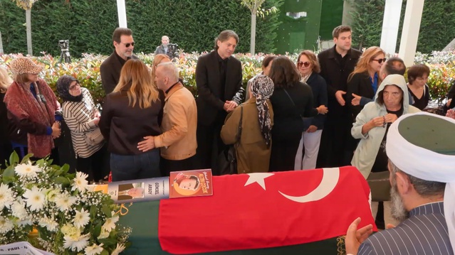 Usta oyuncu Göksel Arsoy, 90 yaşında Zincirlikuyu Mezarlığı'nda toprağa verildi