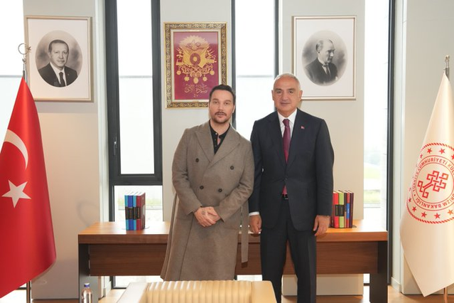 Kültür ve Turizm Bakanı Ersoy, sanatçı Sinan Akçıl ile AKM'de bir araya geldi