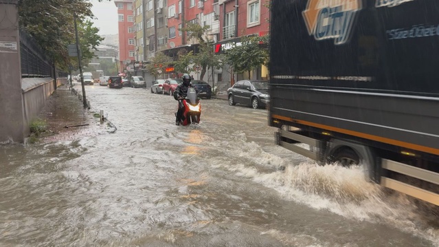 İstanbul'da sağanak Sarıyer ve Kağıthane'de cadde ve sokakları su altında bıraktı
