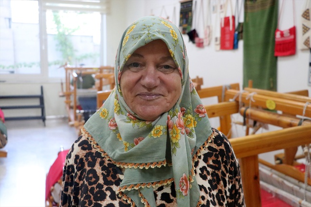Tekirdağ'da 74 yaşındaki Fatma Ayvalıdere, dokumada Alzheimer'a karşı çalışıyor