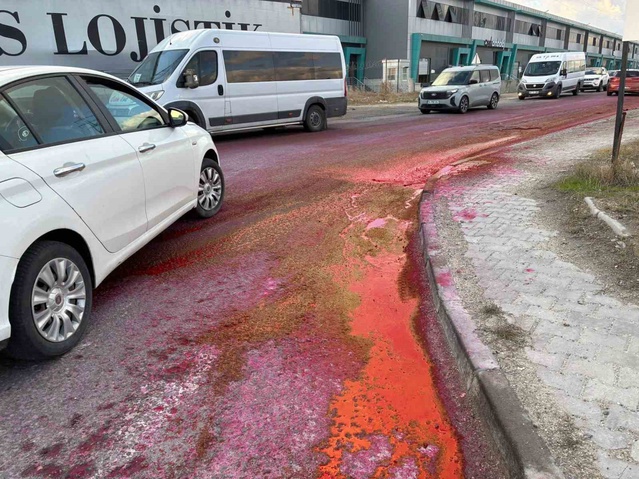 Tekirdağ Kapaklı OSB 104. Cadde'ye dökülen boya yağış ve trafikle yolu kırmızıya çevirdi