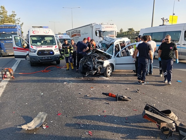 Mersin'de TIR'a arkadan çarpan araçta Eyüp Bolat ve eşi öldü, oğulları ağır yaralandı