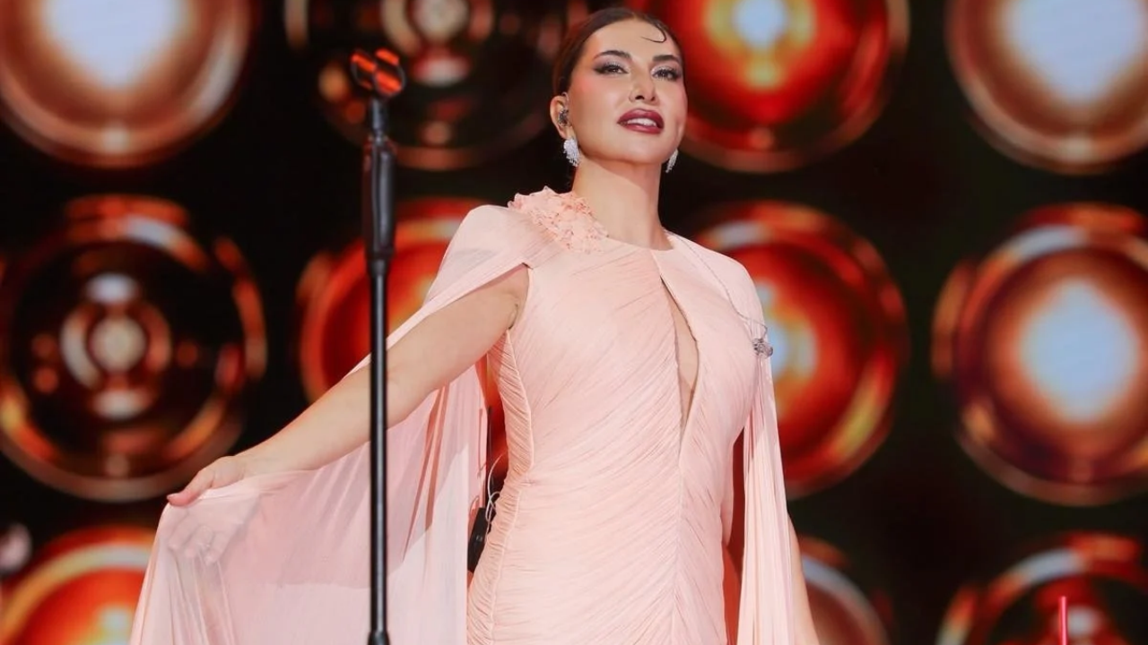 "Türkiye’de bir ilk" diyen Ebru Yaşar'dan sahne şovu