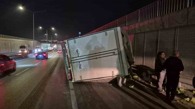 Eskişehir'de marul yüklü kamyonet yan yattı, kaza maddi hasarla atlatıldı
