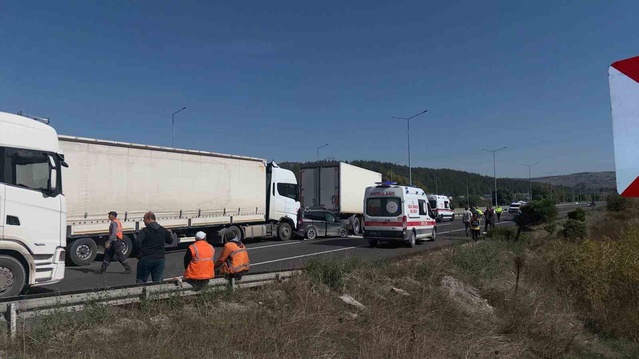 Bilecik Bozüyük'te zincirleme kazada hafif ticari araç sürücüsü yaralandı