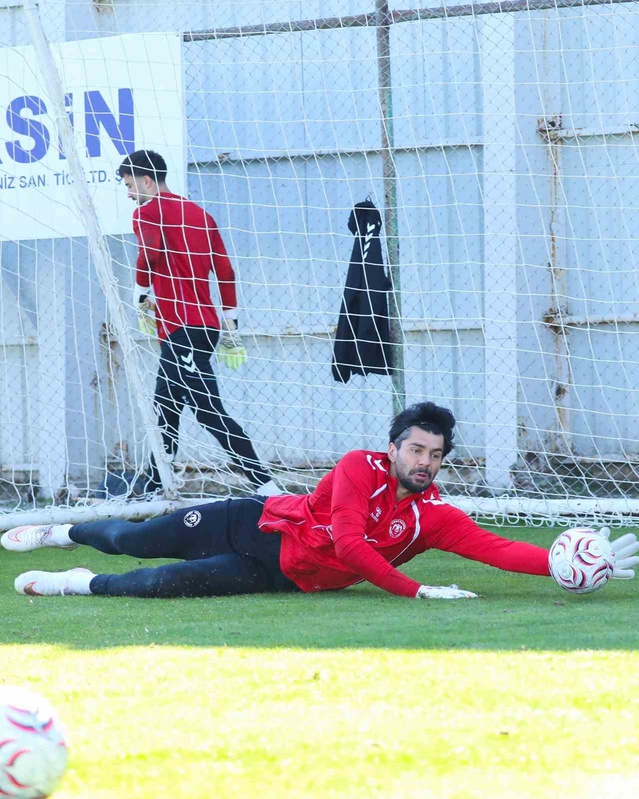 Konyaspor Gençlerbirliği maçı öncesi kaleciler takımdan ayrı çalıştı