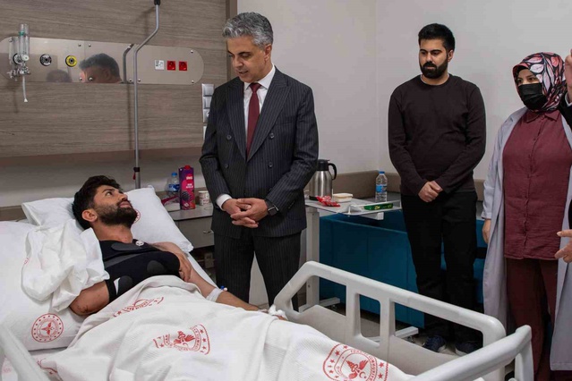 EBYÜ Rektörü Kuyrukluyıldız, hastanedeki öğrencileri ziyaret edip geçmiş olsun diledi