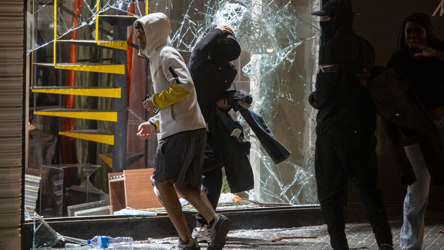 Barselona'da şiddet olaylarının yaşandığı protestolara polis müdahale etti