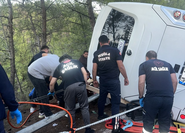 Marmaris'te otel personel servisi devrildi, 2 kişi kurtarıldı, 5 kişi yaralandı