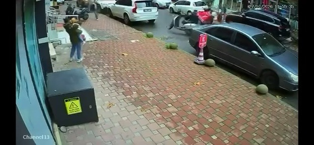 Çekmeköy'de iddiaya göre aküsü değiştirilen motosiklet yardım eden kişiyi sürükledi