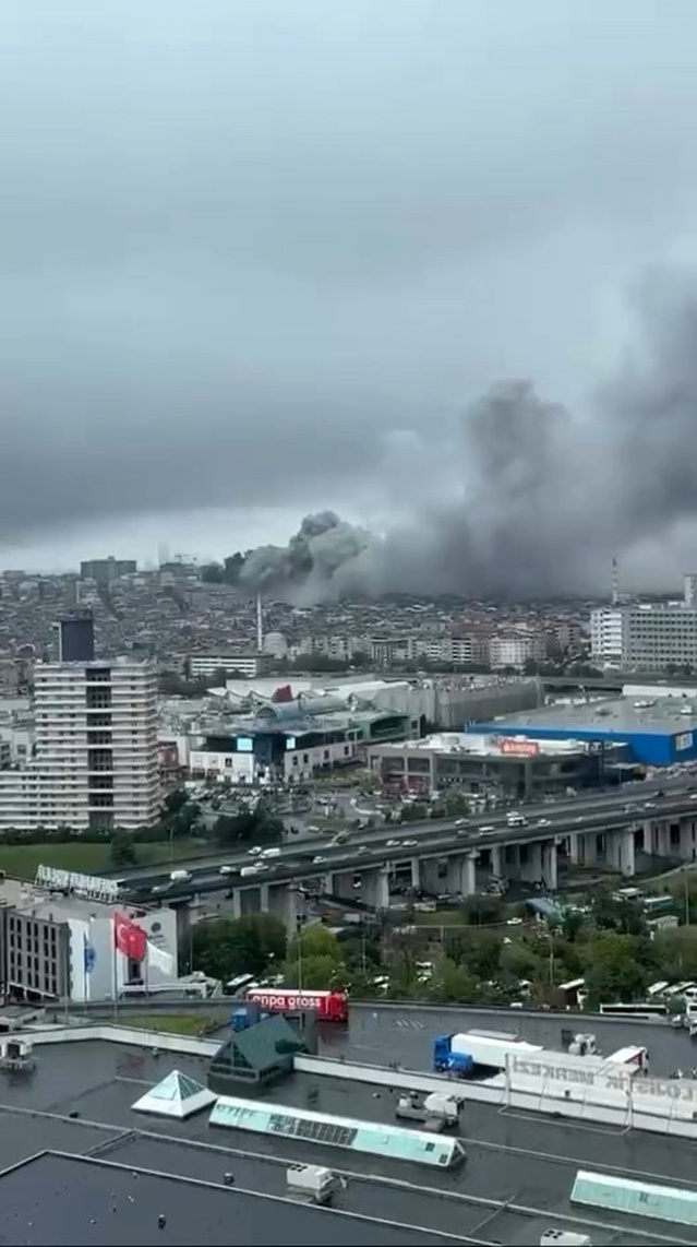 Bayrampaşa Muratpaşa Baltaş Sanayi Sitesi'ndeki yangına itfaiye ekipleri sevk edildi