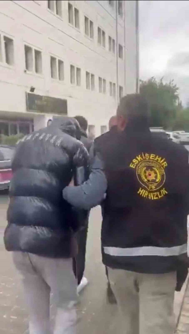 Eskişehir'de işyeri hırsızlığı yapan 3 şüpheli kamera görüntüleriyle yakalandı