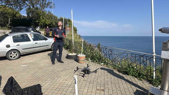 Amasra'da 2 gündür aranan maden işçisinin teknesi olduğu düşünülen botun suya gömüldüğü an görüntülendi