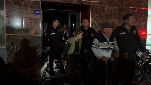 Aydın Efeler'de apartman yangınında mahsur kalanlar tahliye edildi, 5 kişi etkilendi