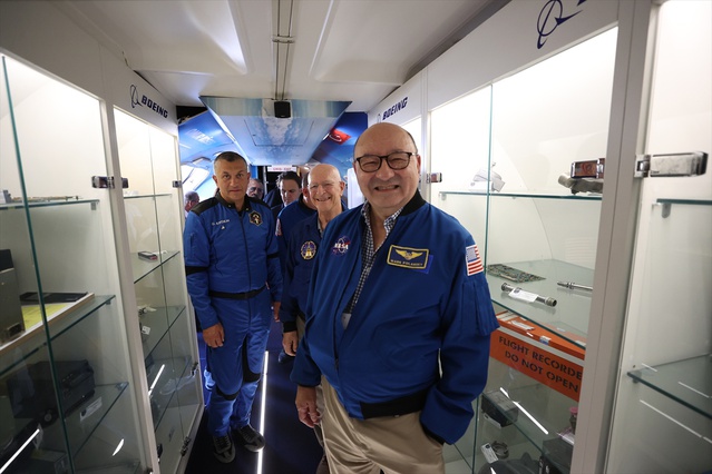 Astronot Gökhan Erdem, Antalya Aksu'da liseyi ziyaret edip öğrencilerle buluştu