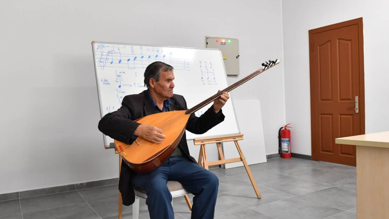 Altındağ’ın 74 yaşındaki ozanı: Necmi Amca sazıyla anlatıyor