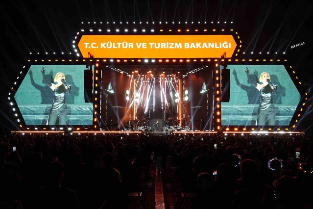 Derya Uluğ, İzmir Kültür Yolu Festivali'nde Gündoğdu'da şarkılarını söyledi