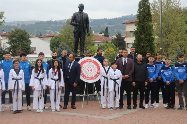 Taşova'da Amatör Spor Haftası töreninde Gençlik ve Spor İlçe Müdürlüğü çelenk sundu