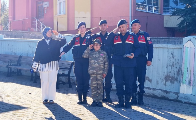 Sivas Zara'da jandarma, 9 yaşındaki özel eğitim öğrencisine dron uçurttu
