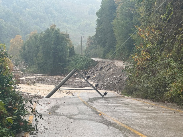 Sakarya Akyazı'da 2 gündür süren sağanakta camide mahsur kalanlar kayıkla taşındı