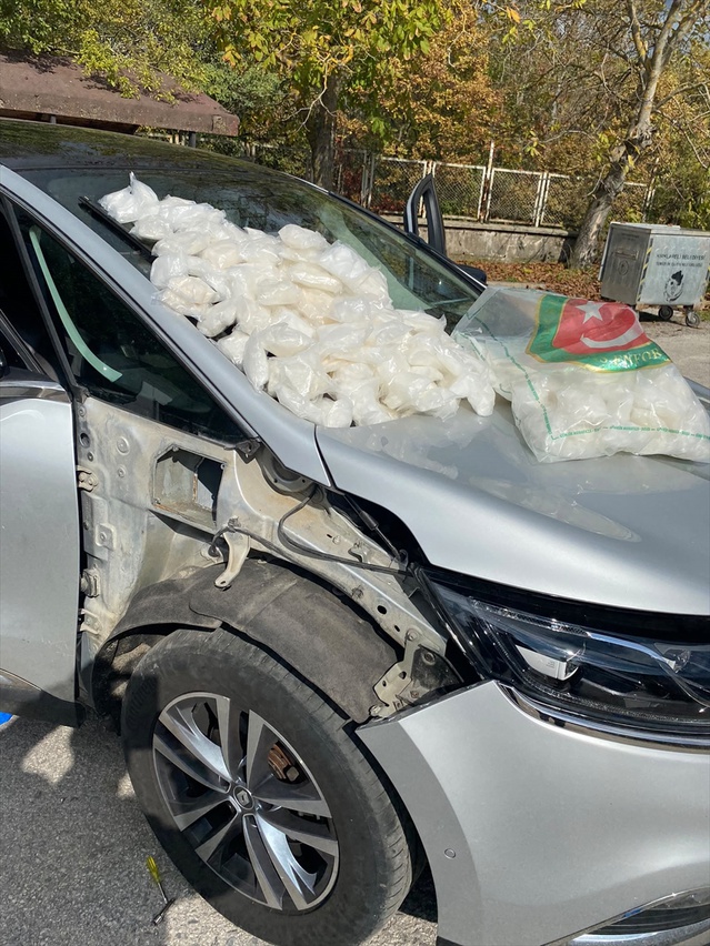 Dereköy'de x-ray taramasında otomobilde 40 kilo 300 gram metamfetamin ele geçirildi