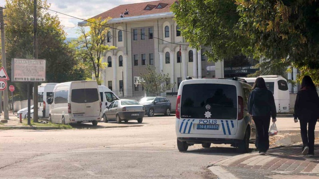 İnegöl'de eğitimciler ihbar etti: Ortaokula silahla gelen 24 yaşındaki şahıs yakalandı