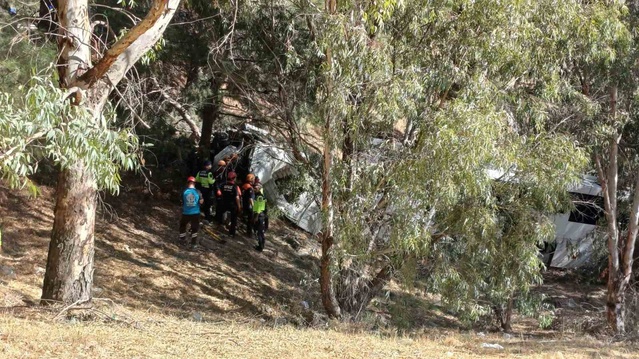 İzmir'den turist taşıyan otobüs Germencik'te şarampole uçtu, 1 ölü 7 yaralı