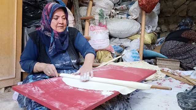 Yozgat Çekerek'te kadınlar imeceyle yufka ekmek yapıp 1,5 yıl bayatlamadan tüketiyor