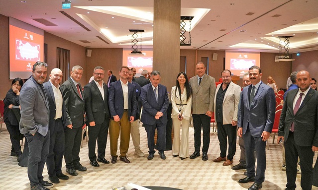 İzmirli turizmciler Çeşme'de sezonu 12 aya yayacak dijital stratejiyi tartıştı