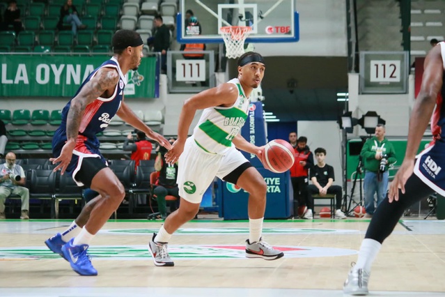 Bursaspor Basketbol, evinde Bahçeşehir Koleji'ne 90-80 yenilerek 4. haftada kaybetti