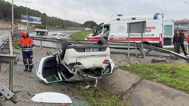 Eyüpsultan'da kontrolden çıkan otomobil takla attı, 3 kişiye müdahale edildi