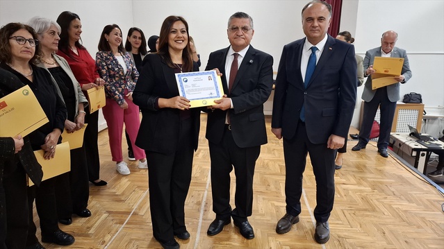 Vali Özarslan, Sinop'ta eğitimlere katkı sunan öğretmenlere başarı belgesi verdi