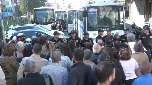 İzmir'de BAYBEL soruşturmasında gözaltına alınan 47 kişi sağlık kontrolüne götürüldü