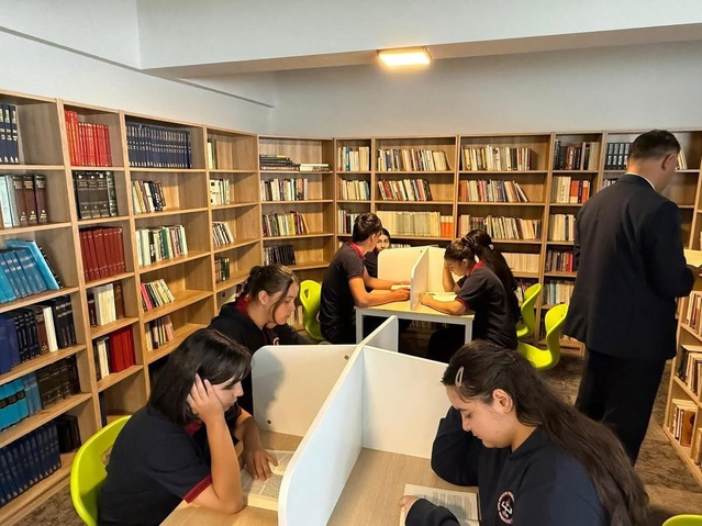 Erzincan Çağlayan'da liseye Marmara Üniversitesi'nin hazırladığı kütüphane açıldı