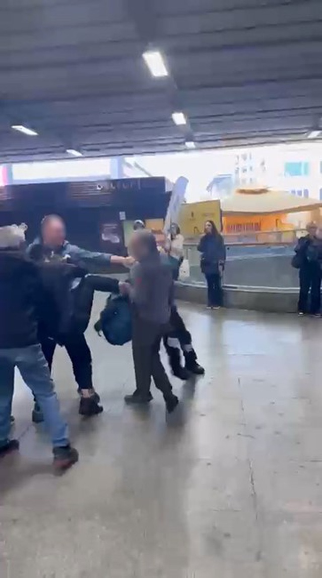 Şişli Mecidiyeköy'de metrobüs durağında çıkan kavgada güvenlik görevlisi tekme attı
