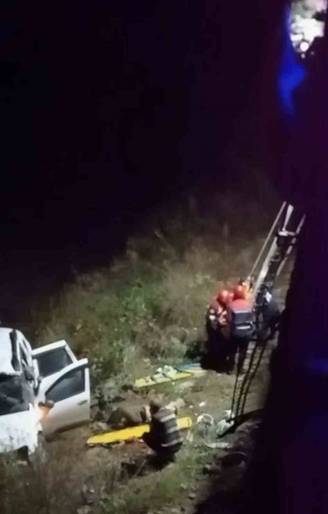 Trabzon Araklı'da dereye uçan araçtaki 5 yaralı vinçle güçlükle kurtarıldı