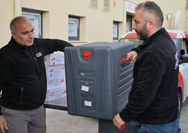 Esenyurt Belediyesi, sel sonrası ev ve iş yerlerinde tahliye ile temizlik yaptı