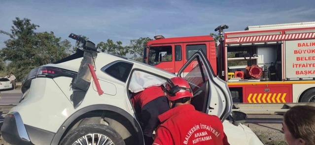 Balıkesir Susurluk'ta bariyerlere çarpan otomobildeki 2 kişi yaralandı